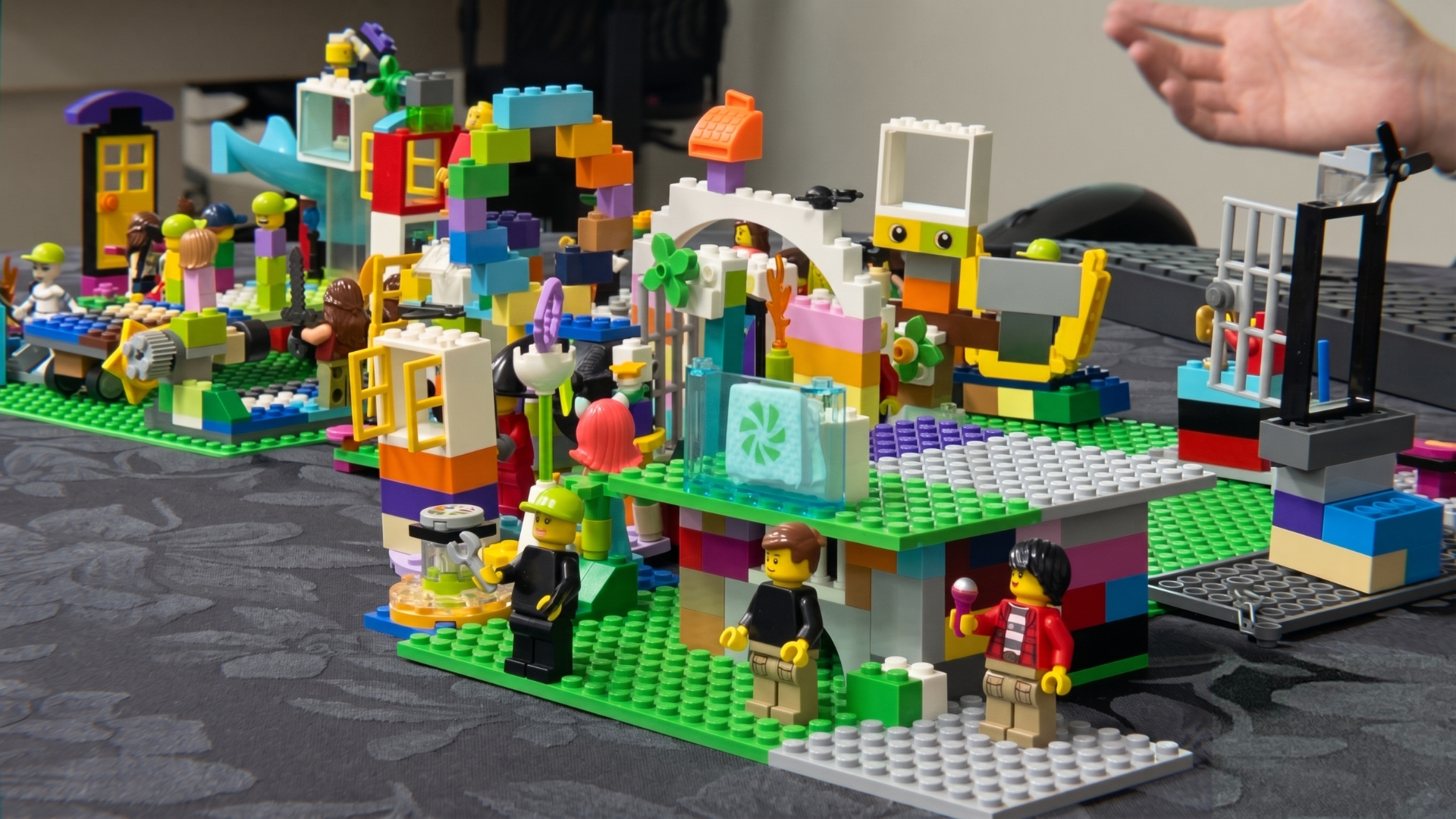 Grupo de participantes do Sicredi construindo modelos de LEGO® Serious Play® 
