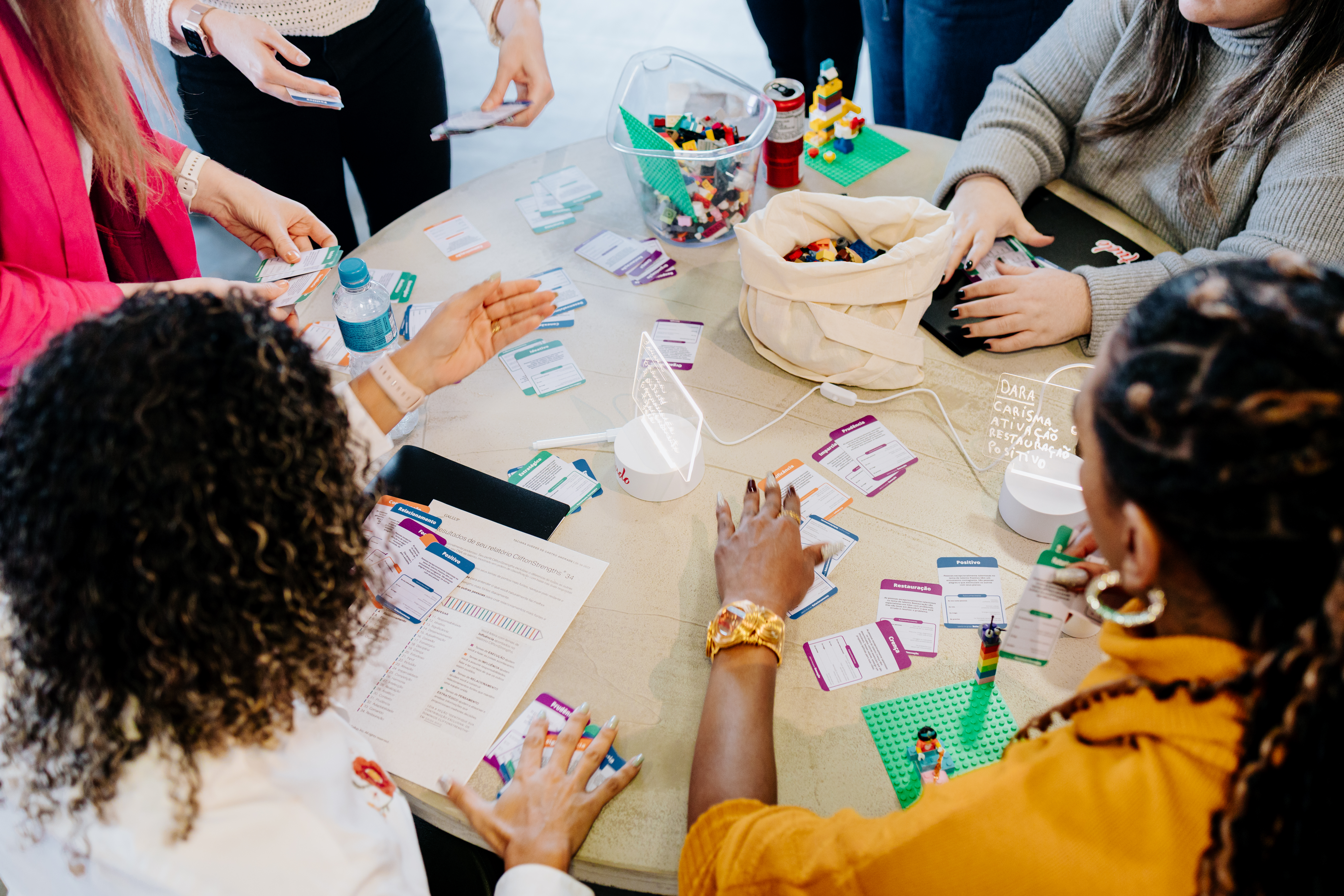 Construção coletiva de LEGO® representando o futuro, feita por participantes do teambuilding do Senac, com dezenas de modelos coloridos sobre a mesa.